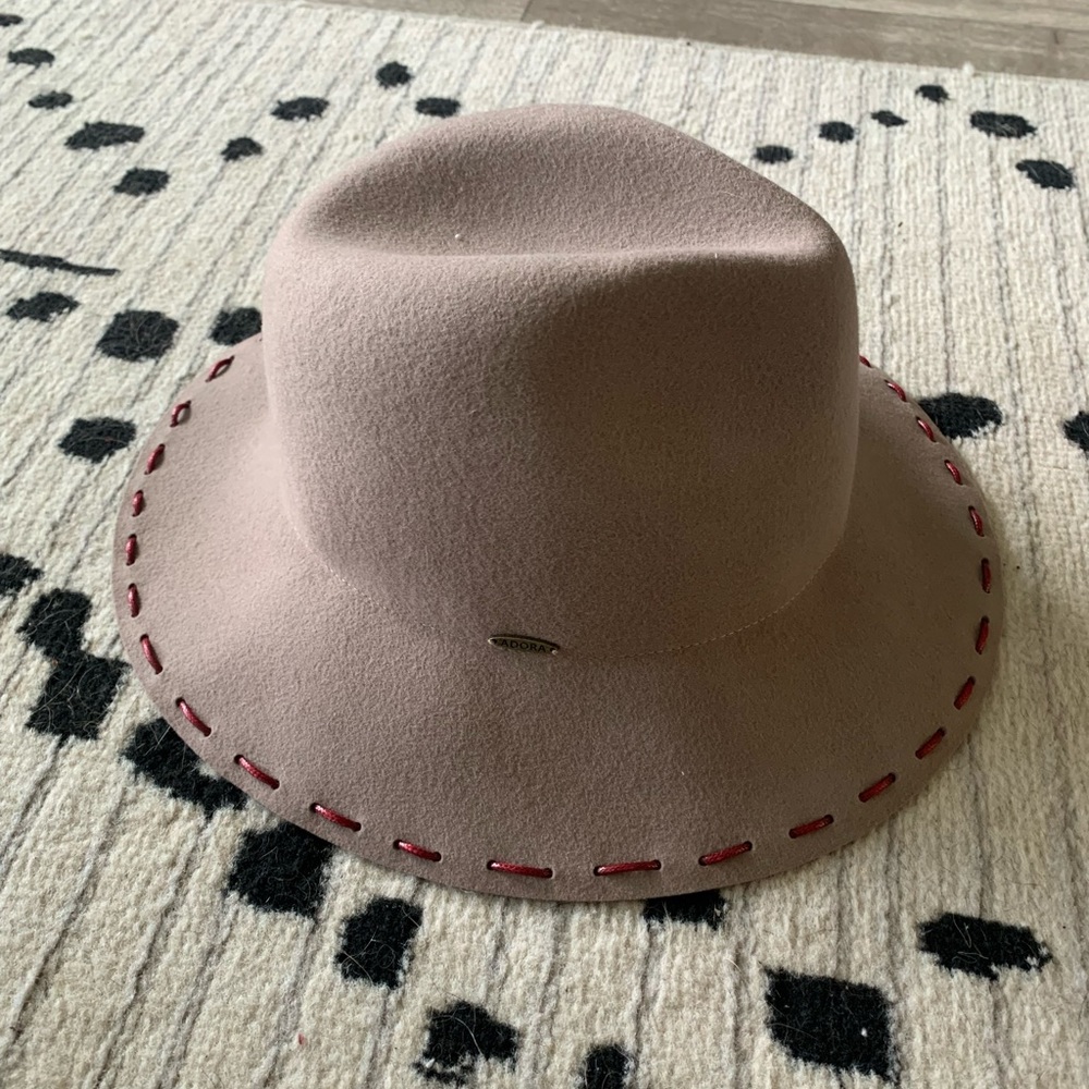 Adora hat